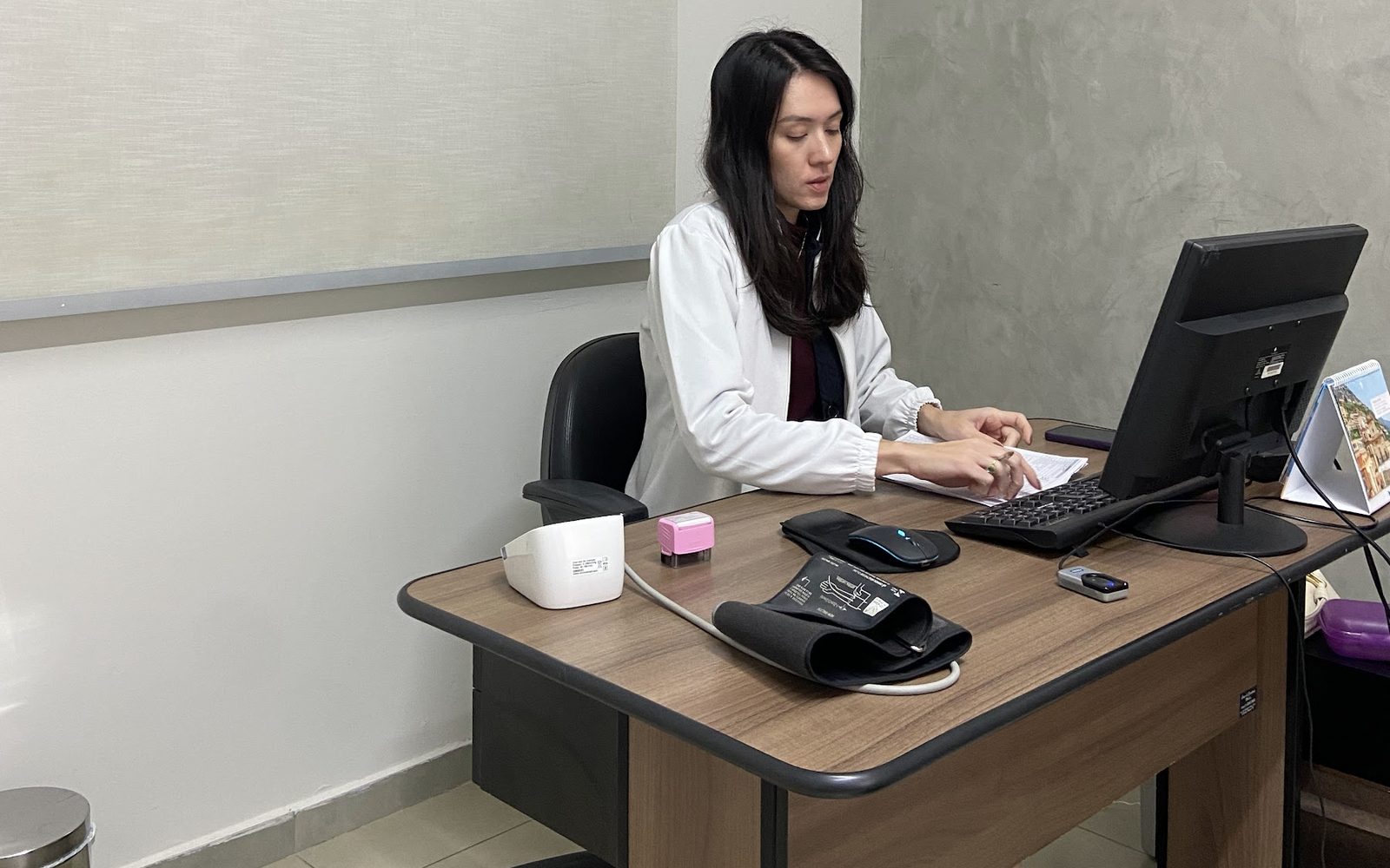 Médica em atendimento no consultório da Clínica Popular Atual Medicina