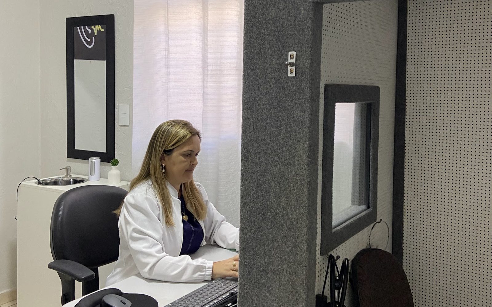 Sala de exame ocupacional com cabine de audiometria na Atual Medicina