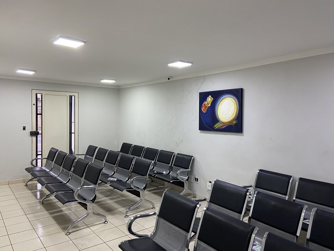 Pacientes aguardando atendimento na sala de espera da Atual Medicina